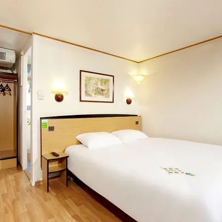 Kyriad Direct Ouest - Zénith Szálloda