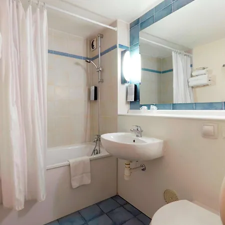Kyriad Direct Ouest - Zénith Hotel 2*