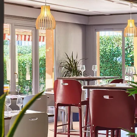 Kyriad Direct Ouest - Zénith Hotel 2*