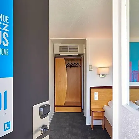 Kyriad Direct Ouest - Zénith 2*