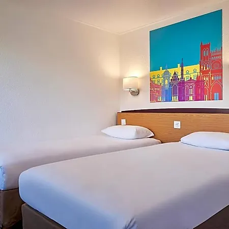 Kyriad Direct Ouest - Zénith 2*