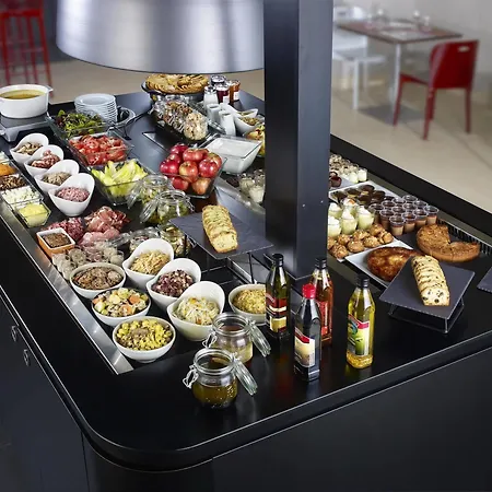 Hotel Kyriad Direct Ouest - Zenith 2*