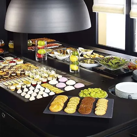 Kyriad Direct Ouest - Zénith Hotel 2*