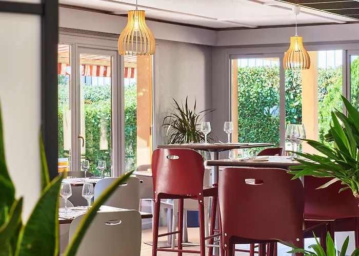 Otel Kyriad Direct Ouest - Zenith 2*