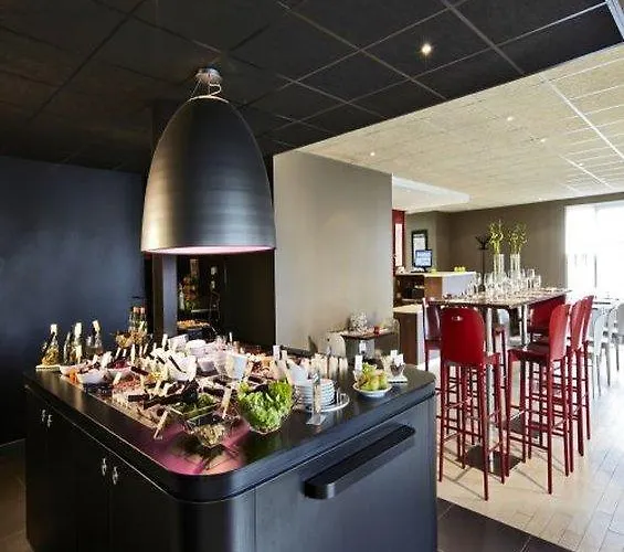 Kyriad Direct Ouest - Zenith Hotel 2*