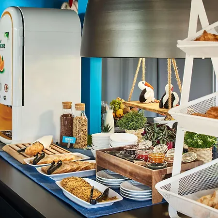 Kyriad Direct Ouest - Zénith Hotel 2*