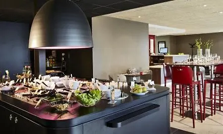 Kyriad Direct Ouest - Zénith 2*