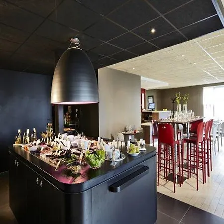 Kyriad Direct Ouest - Zénith Hotel 2*